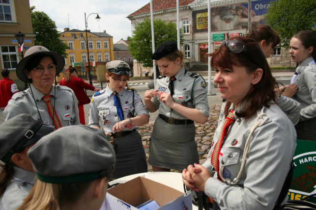 Harcerze rozdawali flagi - Zdjęcie główne