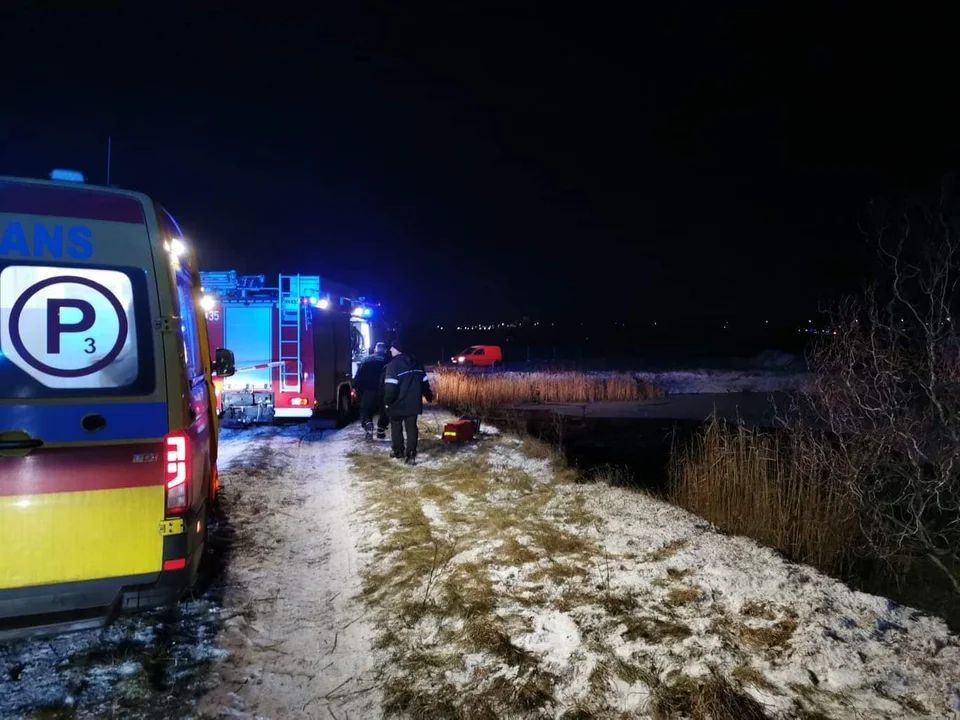 Samochód wpadł do stawu, śmierć poniosło dwóch mężczyzn