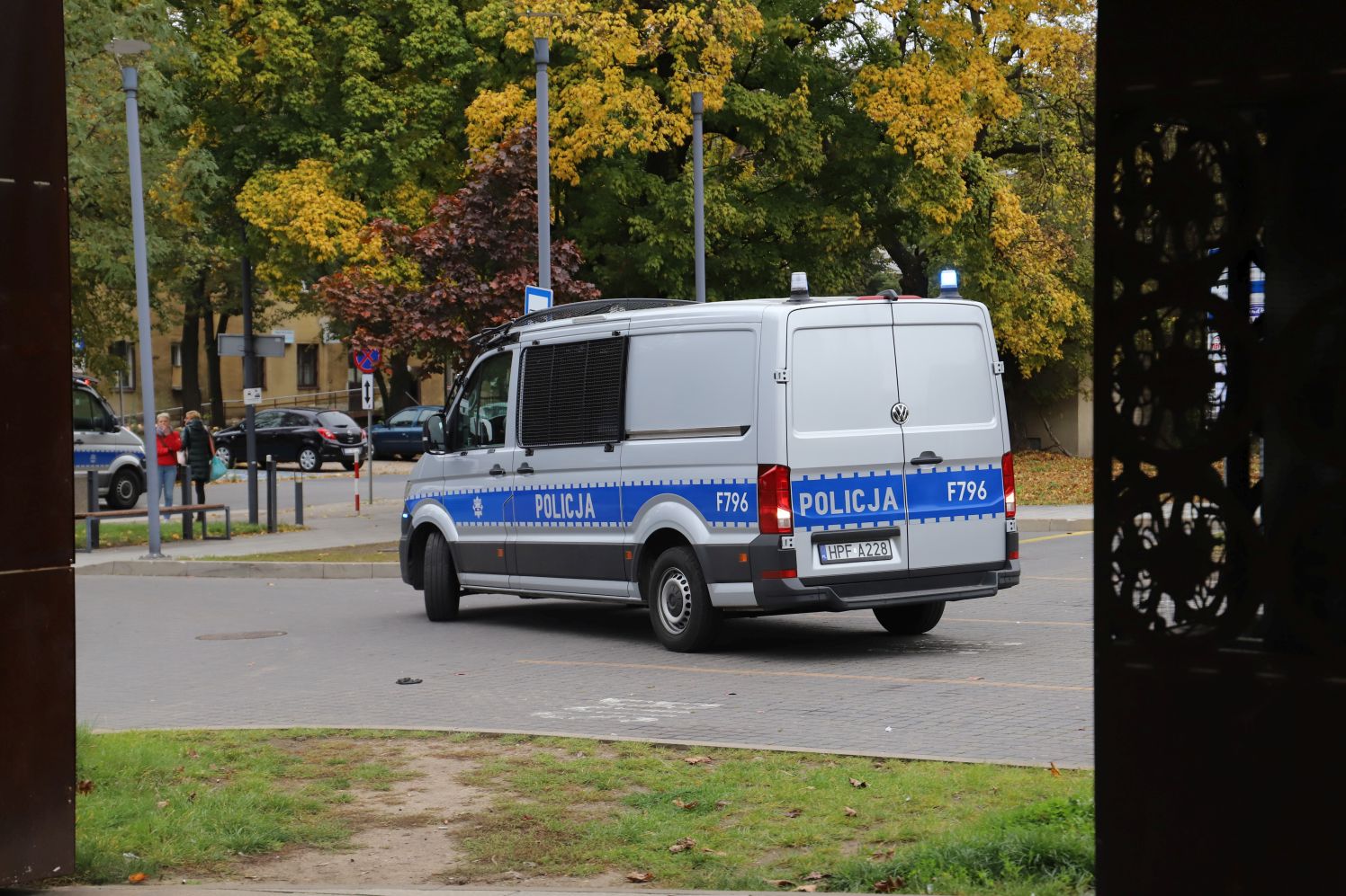 Policja zabezpiecza przejazd kibiców Lecha Poznań przez Kutno