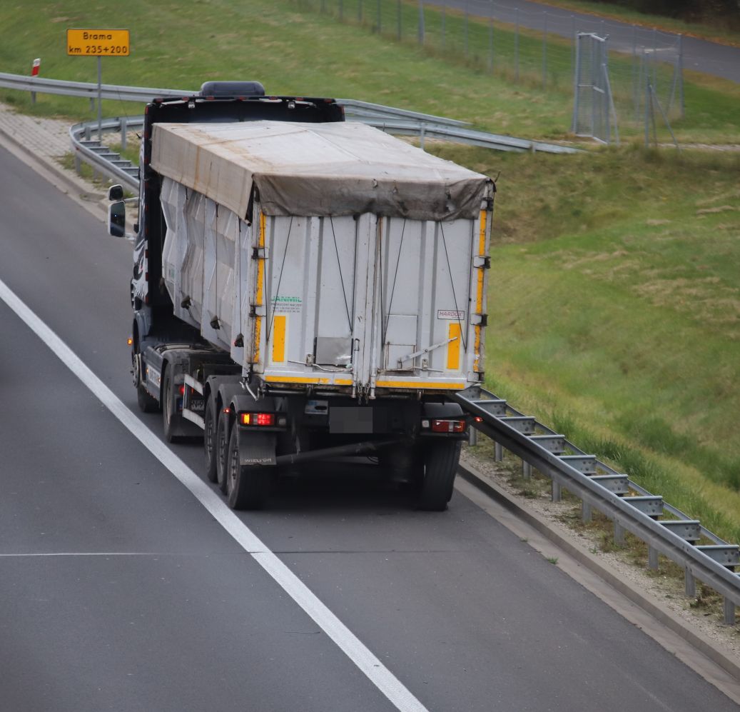 Na autostradzie A1 pod Kutnem samochód dostawczy zderzył się z ciężarówką