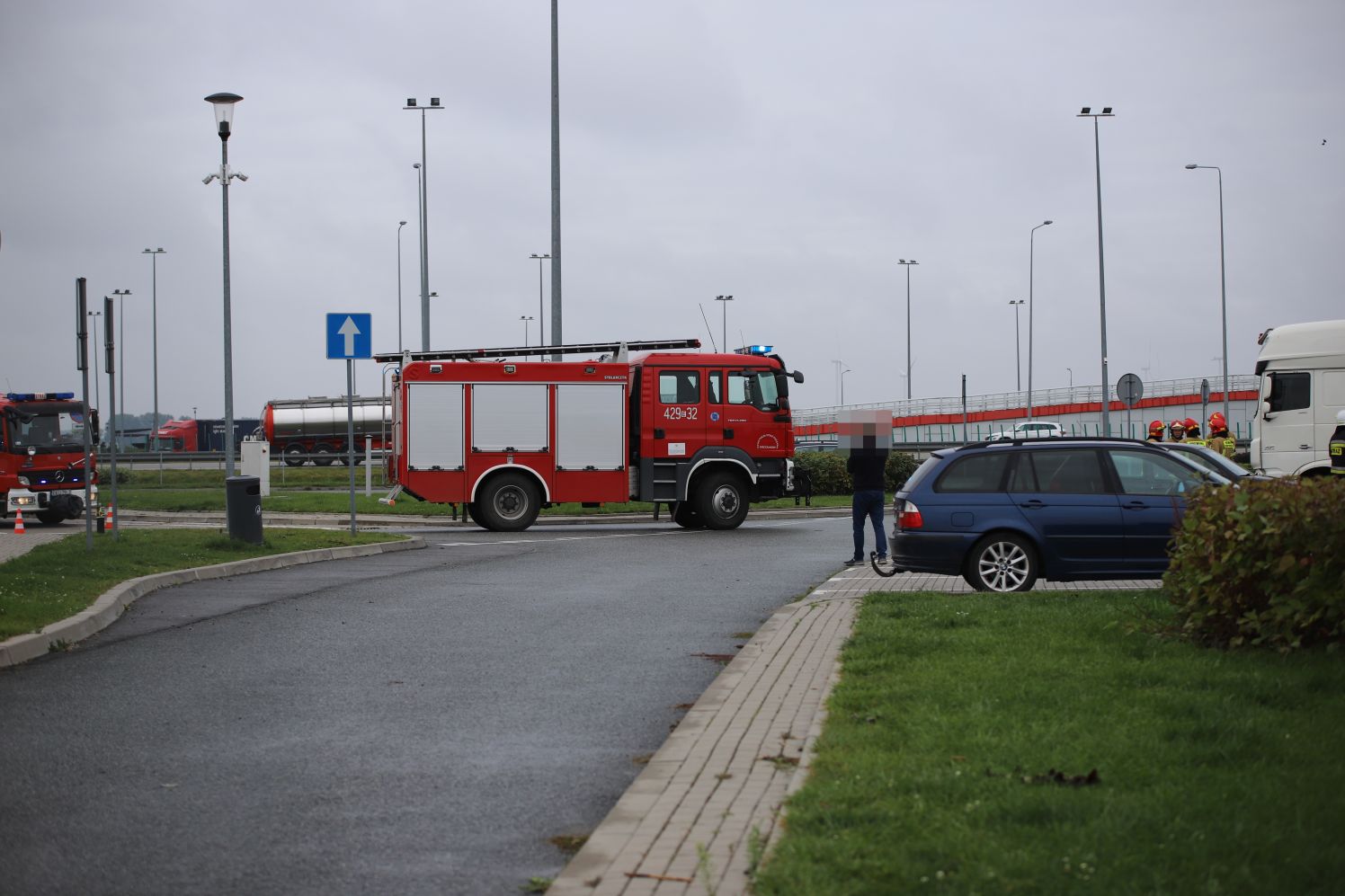 Na autostradzie A1 pod Kutnem doszło do wycieku z cysterny. Na MOP zadysponowano kilka zastępów straży