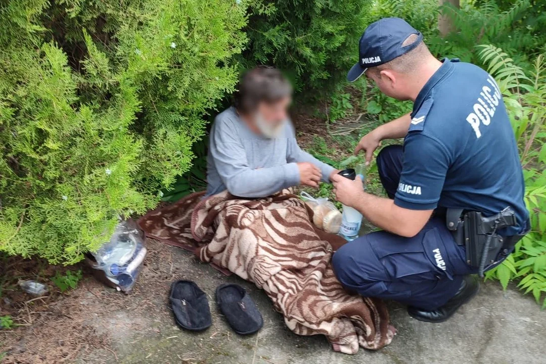 Policjanci uratowali bezdomnego. Zasłabł przez upał, wezwano karetkę [FOTO] - Zdjęcie główne