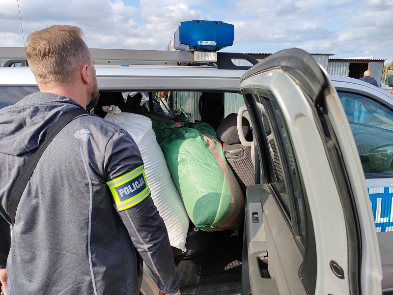 Kutnowska policja zatrzymała mężczyznę, który był w posiadaniu lewego alkoholu, papierosów bez akcyzy i marihuany