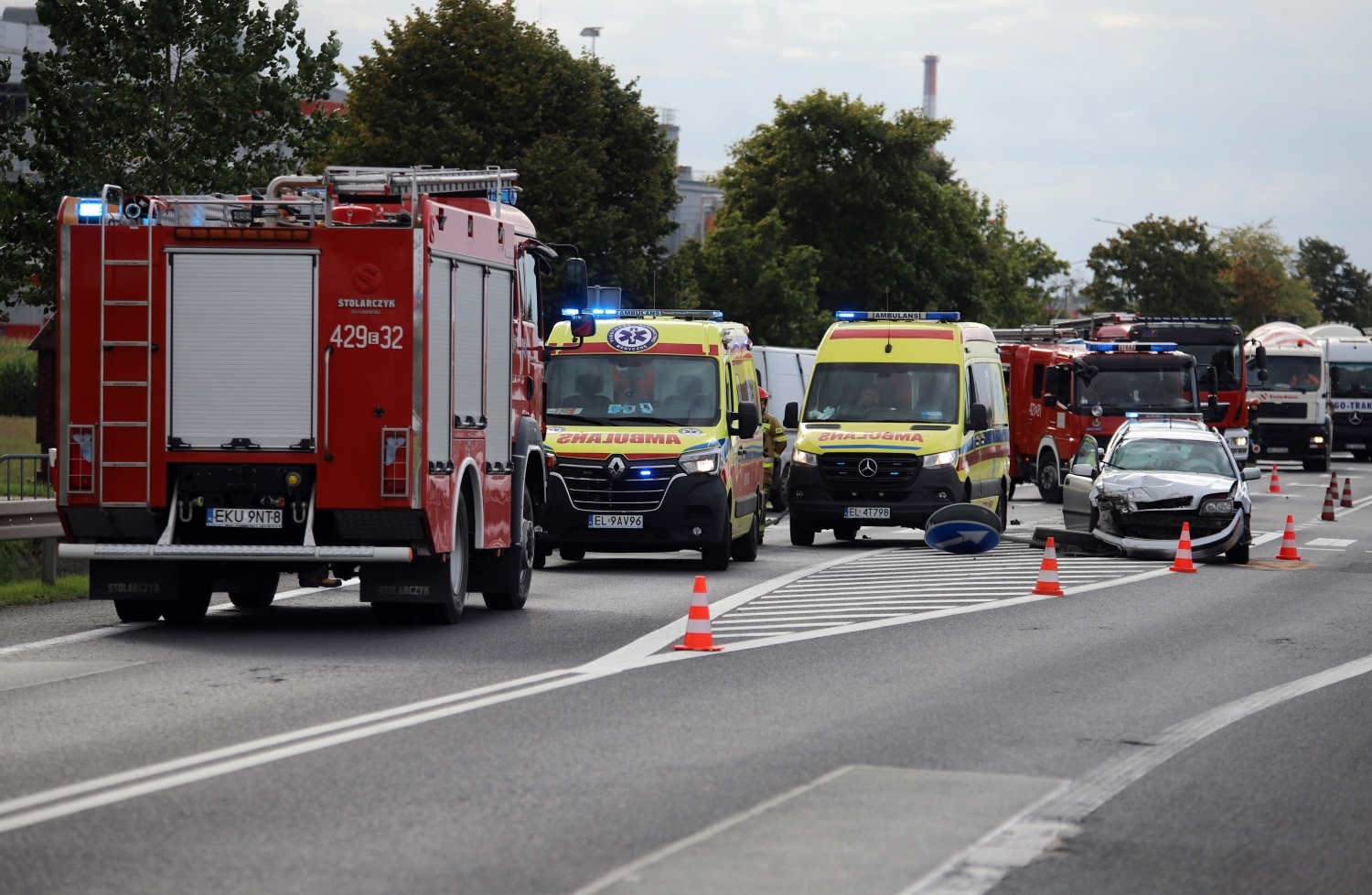 [ZDJĘCIA] Wypadek na Sklęczkowskiej. Jeden pas całkowicie zablokowany, służby kierują ruchem - Zdjęcie główne