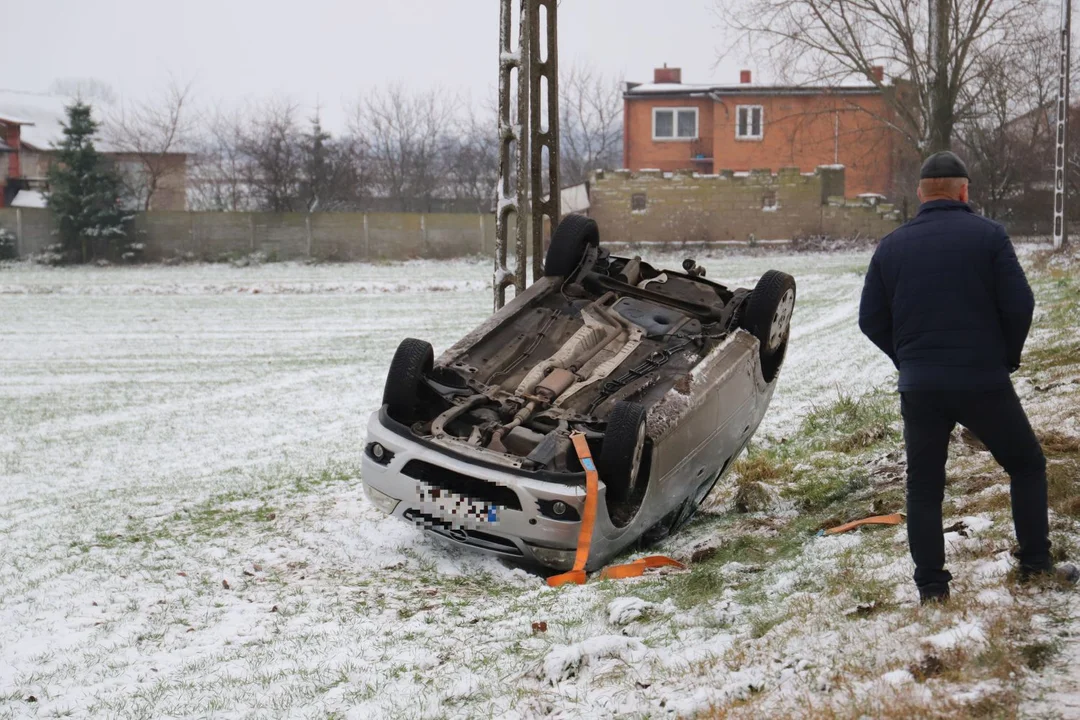 Wypadek pod Kutnem. Dachował samochód, jedna osoba ranna