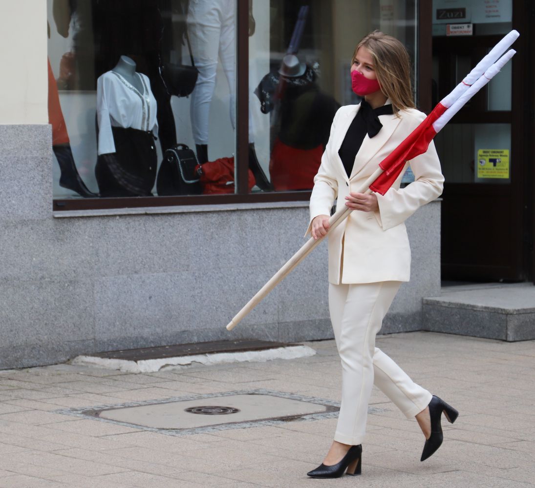 Prezydent miasta rozdawał flagi mieszkańcom Kutna