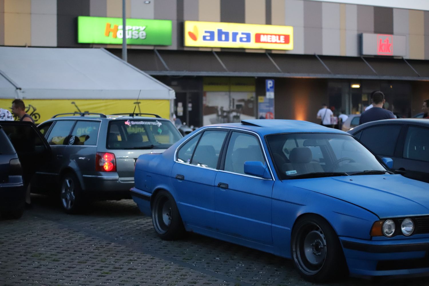 Ryk silników, pisk opon i setki osób pod galerią. Trwa Illegal Night Kutno