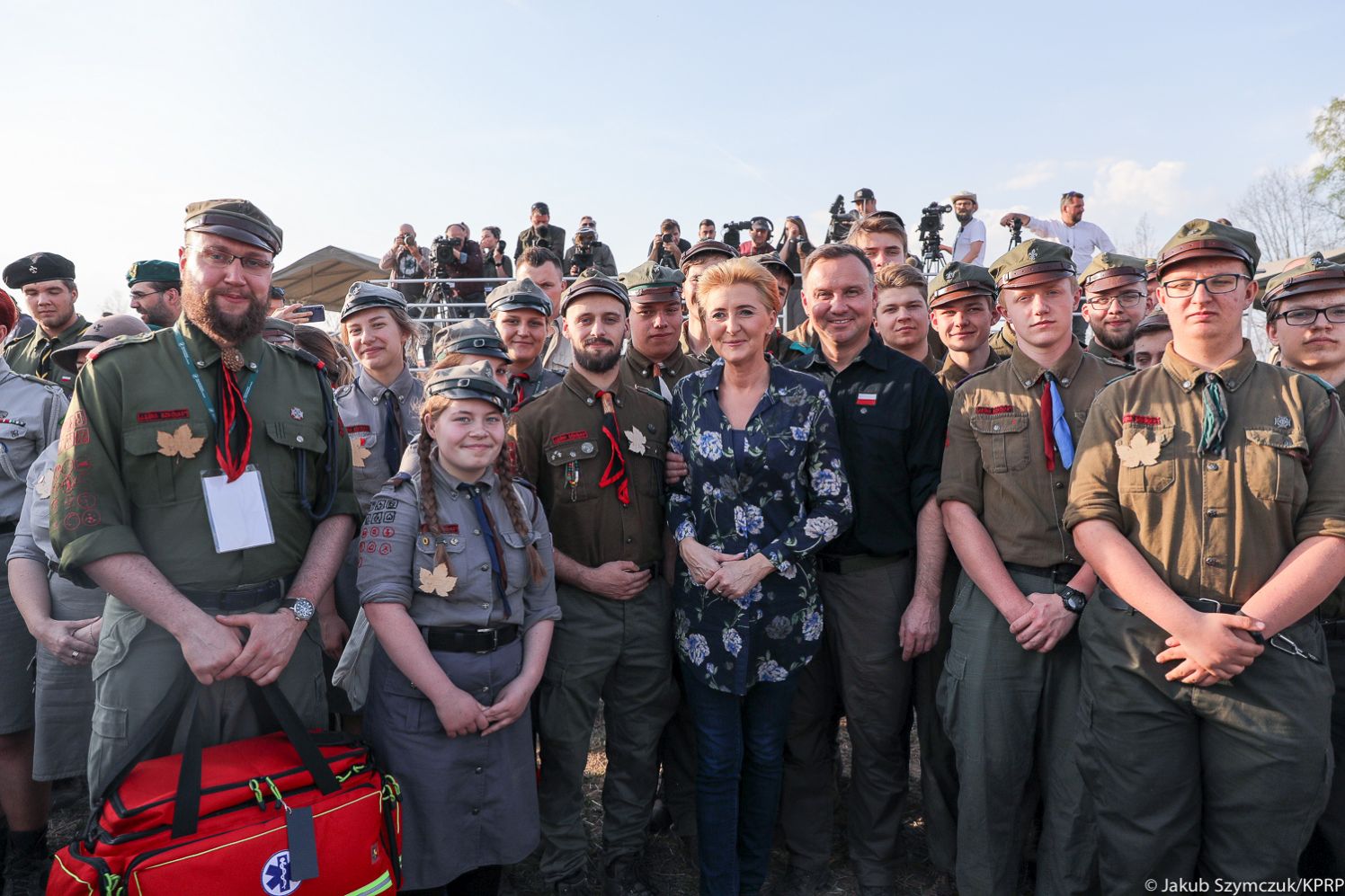 Para Prezydencka zachęca do udziału w akcji #sadziMy polegającej na rozdawaniu sadzonek (zdjęcie z edycji w 2019 roku). Akcja trwa także pod Kutnem