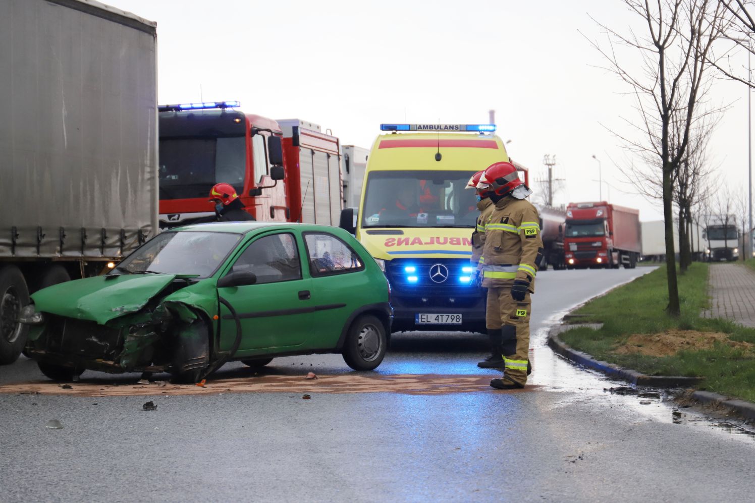 W Kutnie samochód ciężarowy zderzył się z osobówką