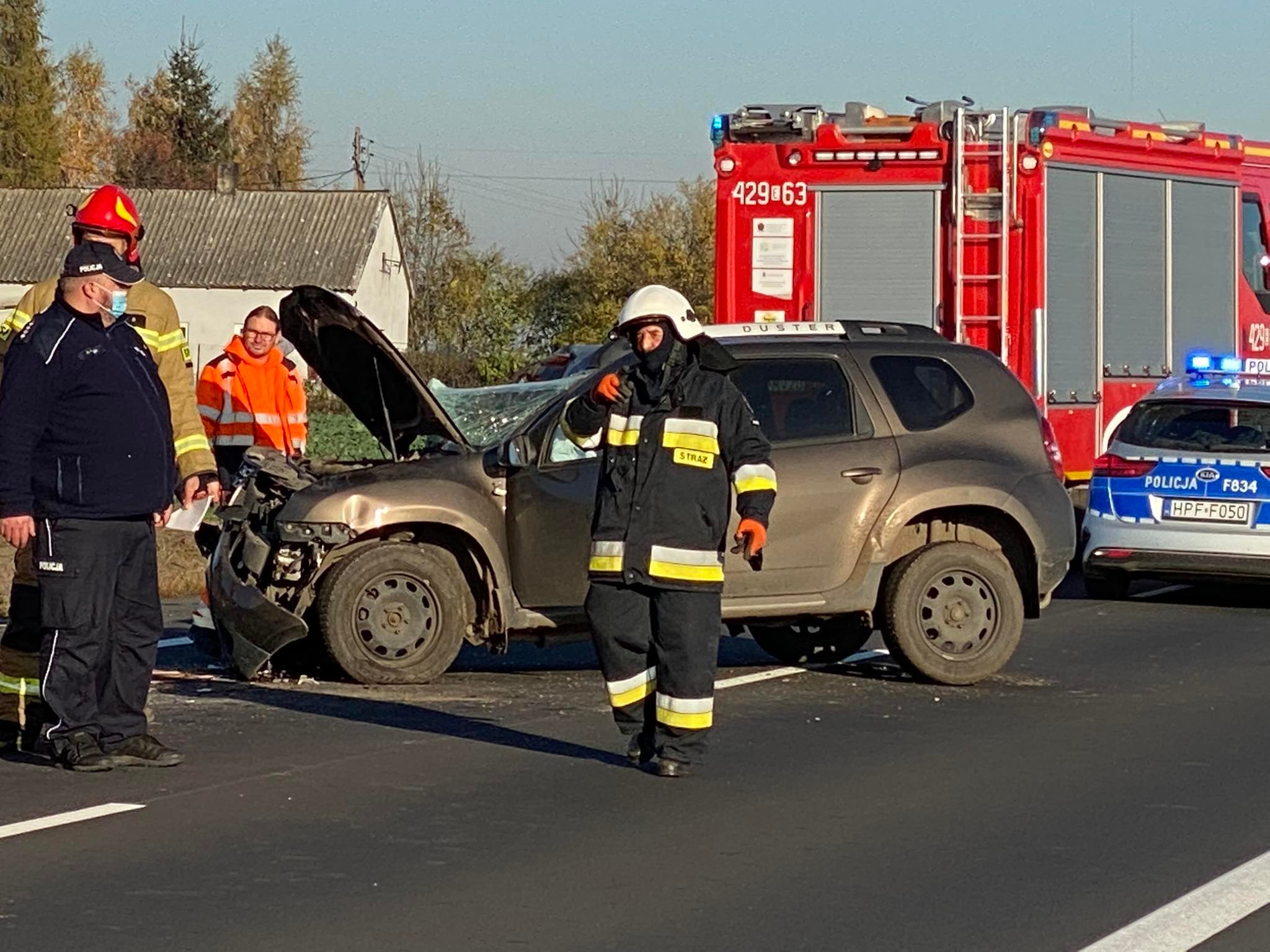 Groźny wypadek pod Kutnem. Samochód osobowy wjechał w ciężarówkę