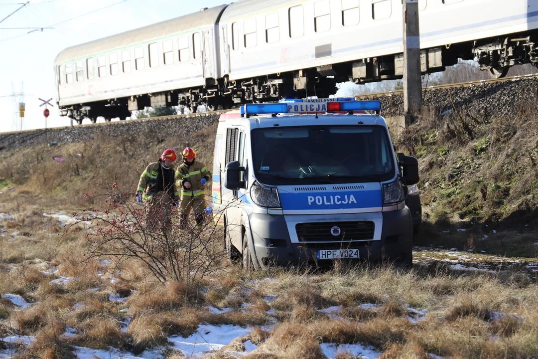 Policja, straż i PKP PLK komentują śmiertelny wypadek z udziałem samochodu i pociągu do którego doszło pod Kutnem