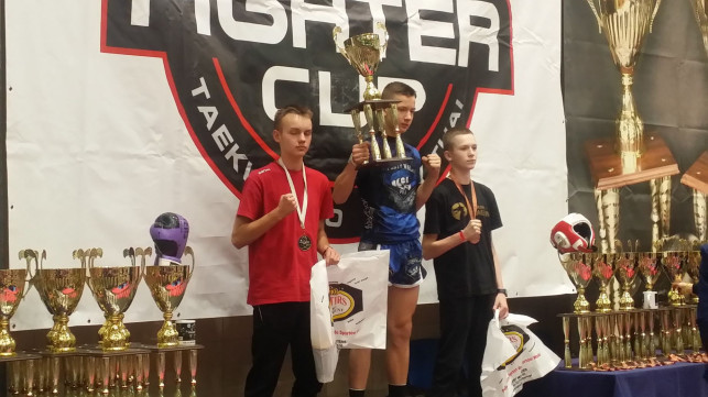 Kutnowscy kickboxerzy na podium - Zdjęcie główne