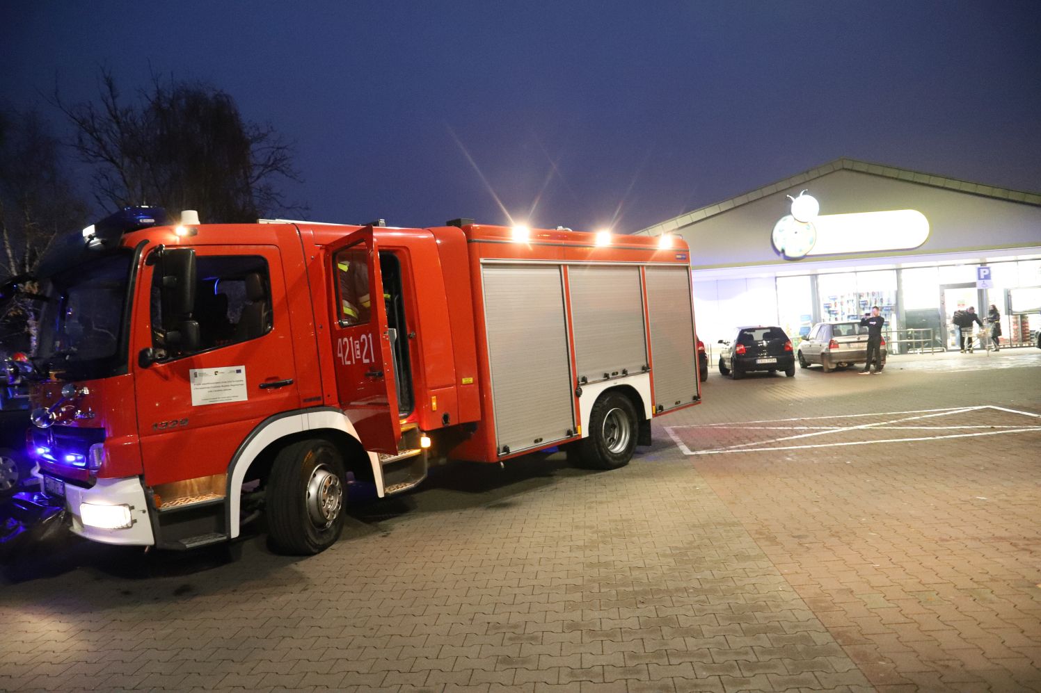 Straż pożarna prowadziła działania w związku z pożarem na parkingu jednej z kutnowskich Biedronek