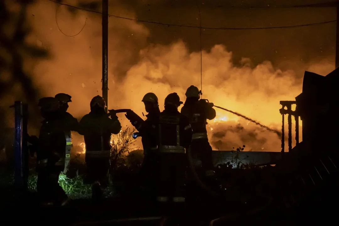 Nocny pożar pod Kutnem. Spłonął budynek mieszkalny, duże straty i długa akcja straży  - Zdjęcie główne