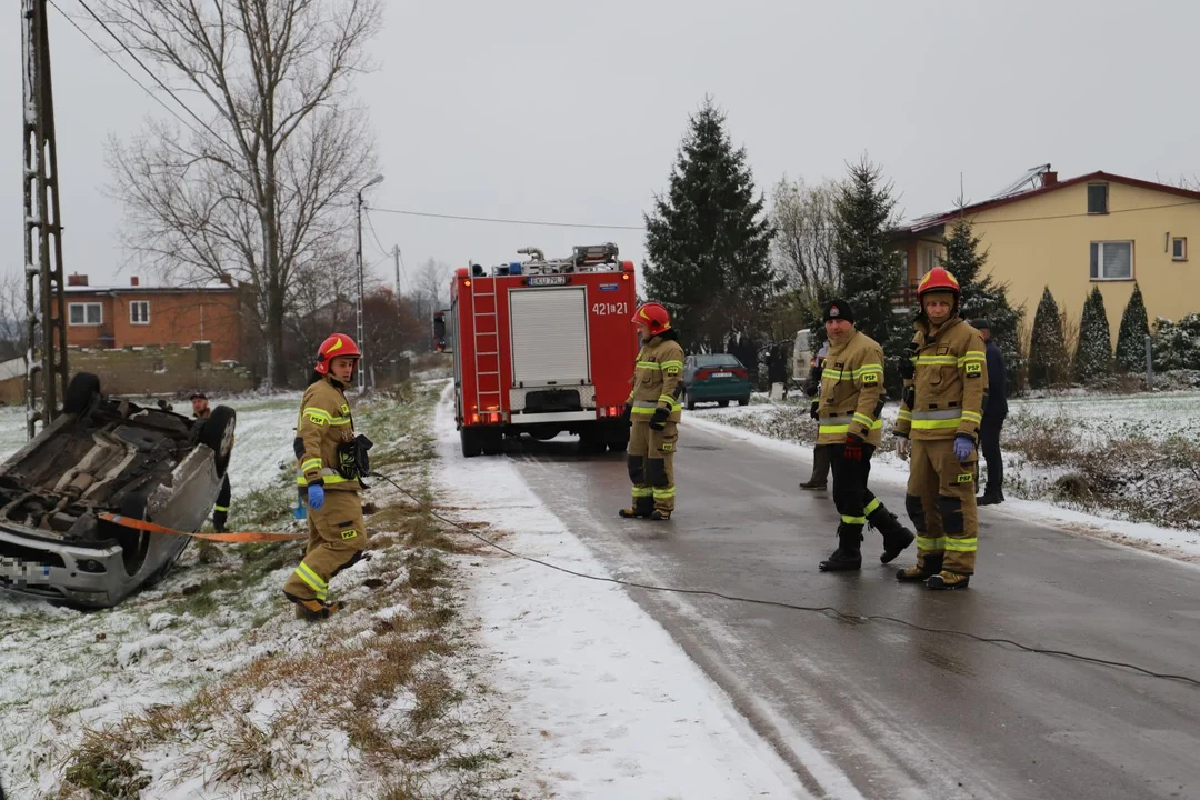 Wypadek pod Kutnem. Dachował samochód, jedna osoba ranna