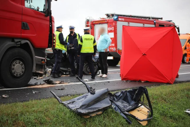 Tragiczny wypadek na DK 92 w Pomarzanach. Jedno z aut było niesprawne, diagnosta usłyszał zarzuty