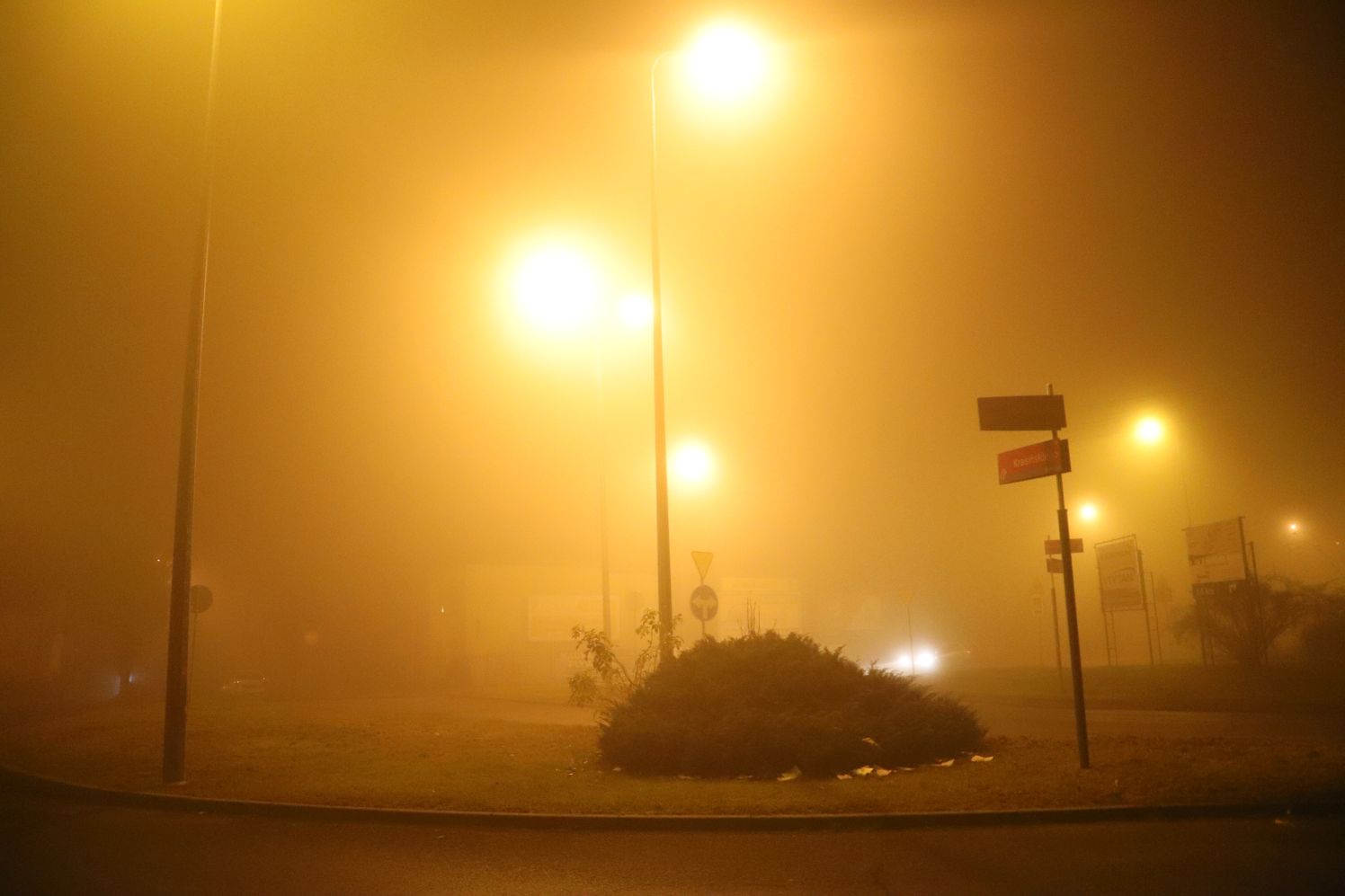 Gęsta mgła nad powiatem kutnowskim, kierowcy powinni zachować szczególną ostrożność