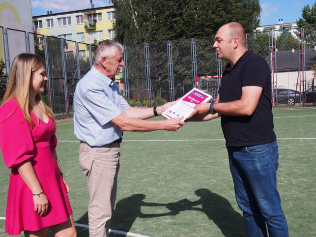 [ZDJĘCIA] Dzieciaki się ucieszą. W Kutnie powstało nowe boisko - Zdjęcie główne