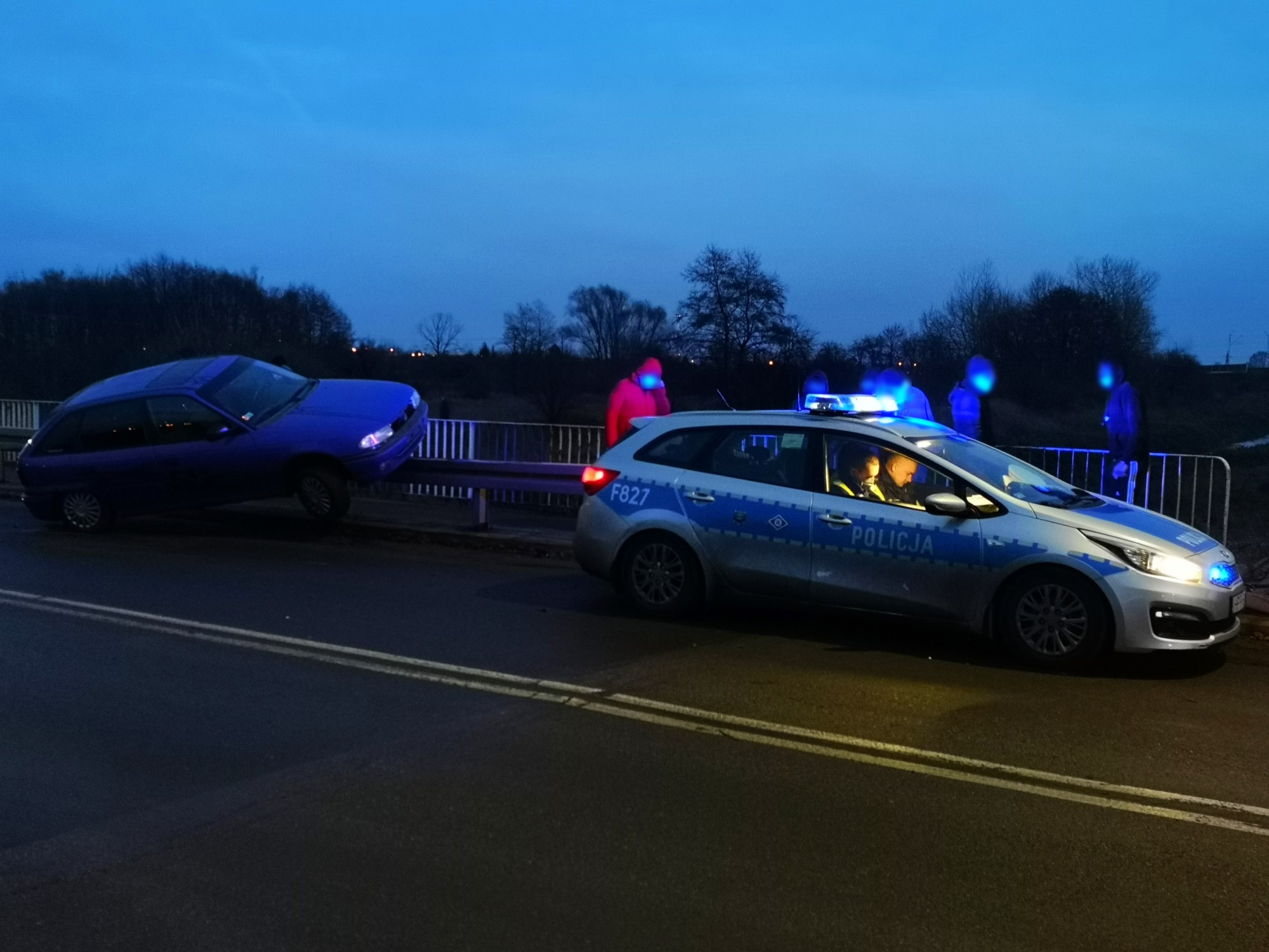 Kolizja na ulicy Troczewskiego w Kutnie. Auto wbiło się w bariery.