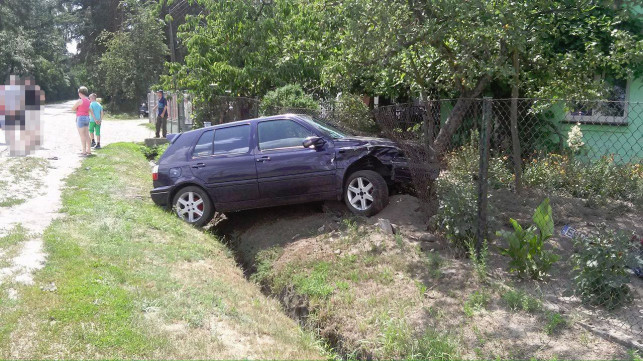 Groźnie pod Kutnem. Auto w ogrodzeniu - Zdjęcie główne
