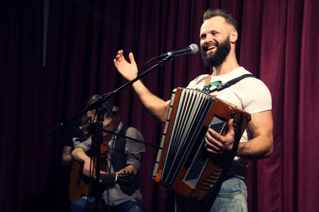 Czeka nas wyjątkowy koncert - Muzyk Ulicy zagra w KDK-u! - Zdjęcie główne