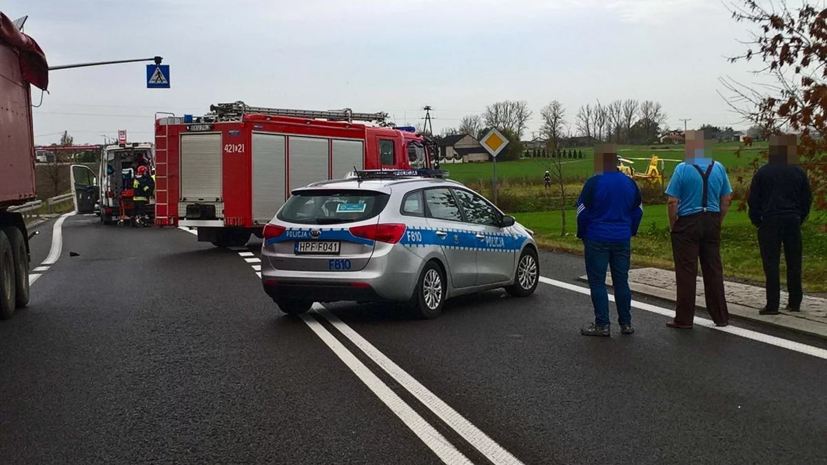Tir uderzył w zaparkowane auto. Jedna osoba trafiła do szpitala