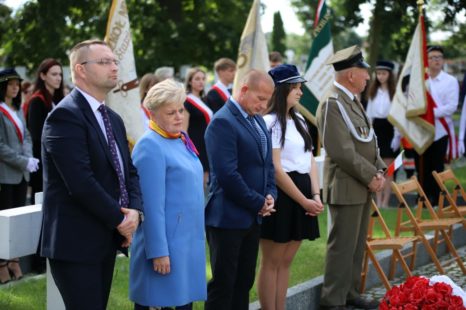 Przy pomniku poległych harcerzy i żołnierzy Wojska Polskiego zebrały się władze Powiatu Kutnowskiego, poczty sztandarowe i delegacje powiatowych służb, instytucji i szkół i placówek