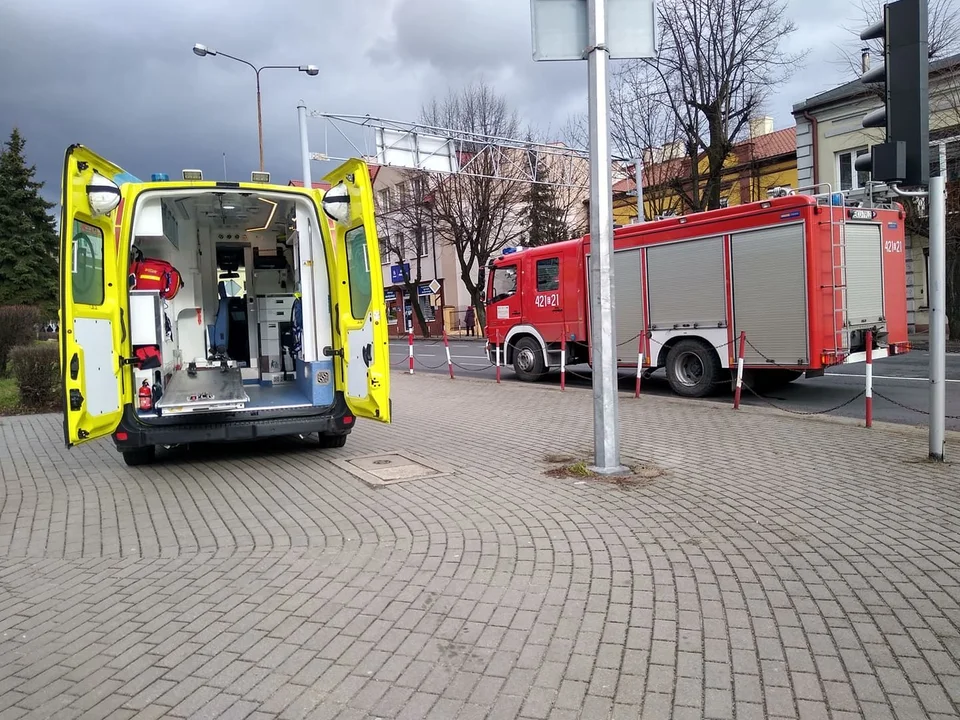 Akcja służb w centrum Kutna. Kobieta potrzebowała pilnej pomocy