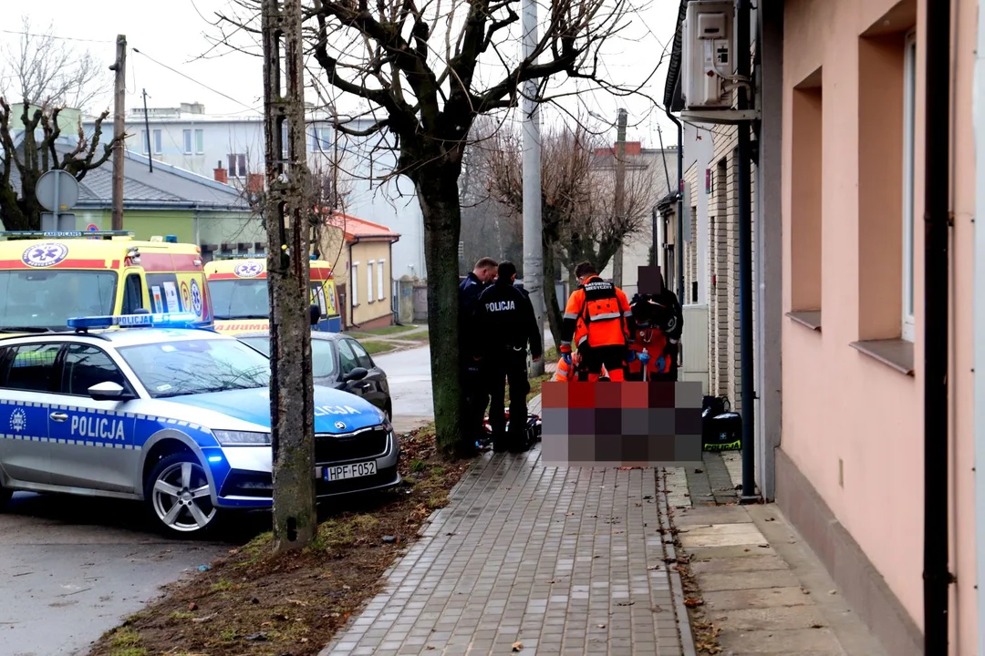 Mężczyzna zmarł na chodniku. W kutnie zabrakło wolnych karetek, na miejsce musieli dojechać ratownicy z Łęczycy i Krośniewic