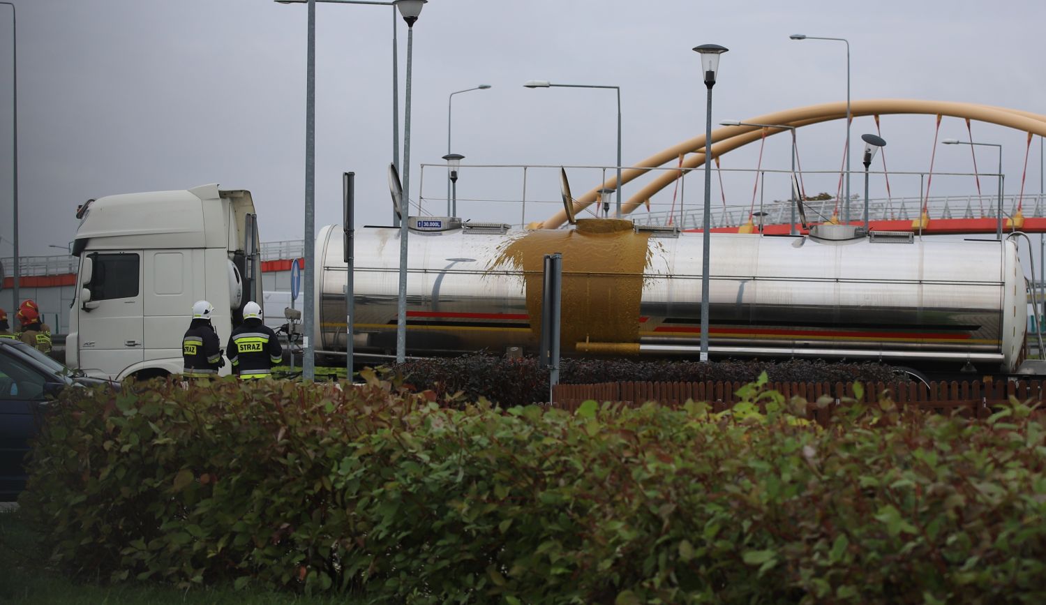 Na autostradzie A1 pod Kutnem doszło do wycieku z cysterny. Na MOP zadysponowano kilka zastępów straży