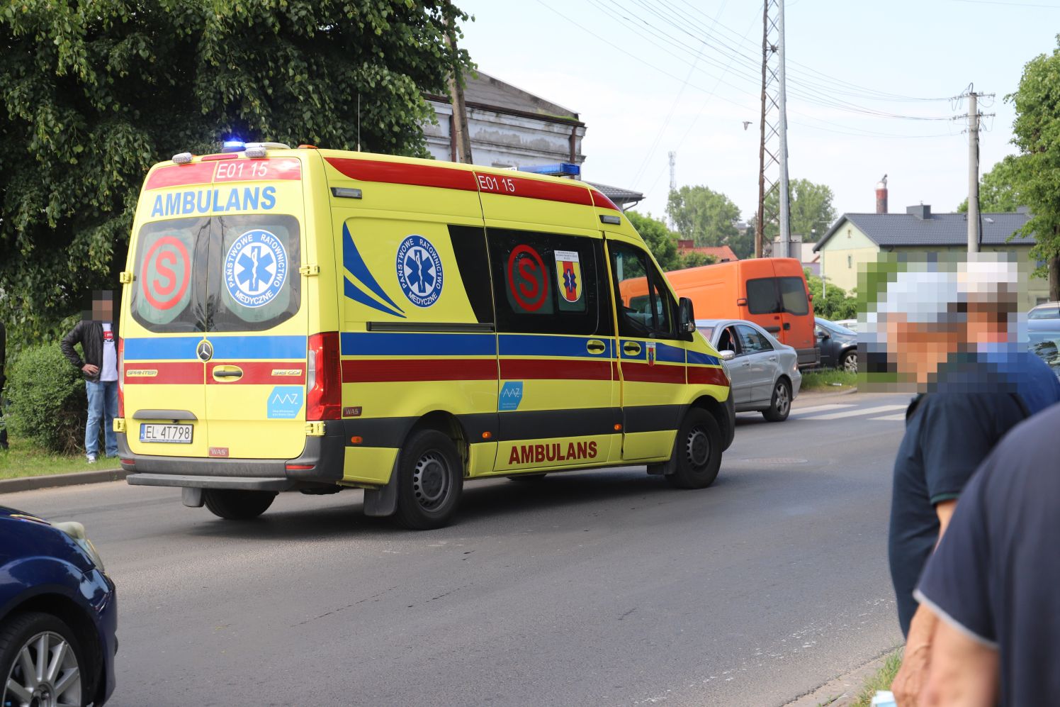 W Kutnie niedaleko targowicy samochód potrącił dziecko. Chłopiec został zabrany do szpitala