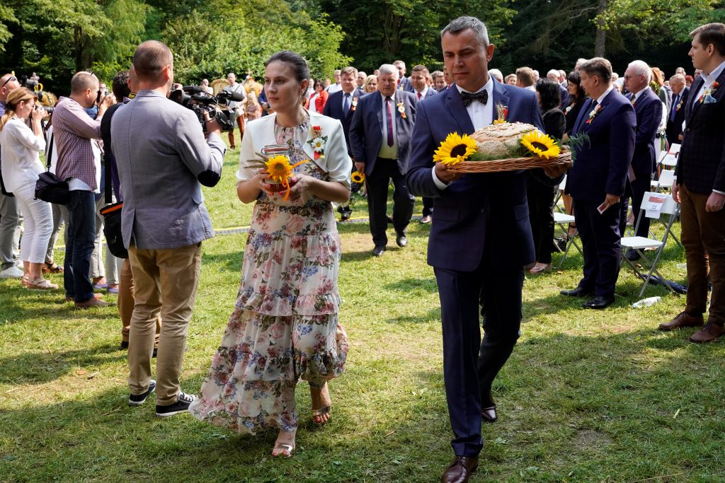 Na dożynkach wojewódzkich w Rogowie nie zabrakło delegacji gmin powiatu kutnowskiego, samego kutnowskiego starostwa, ale nie tylko