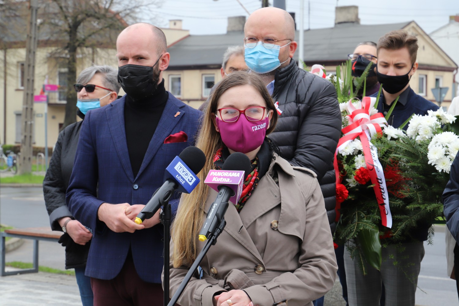 Lewica świętuje pod pomnikiem przy dworcu w Kutnie.