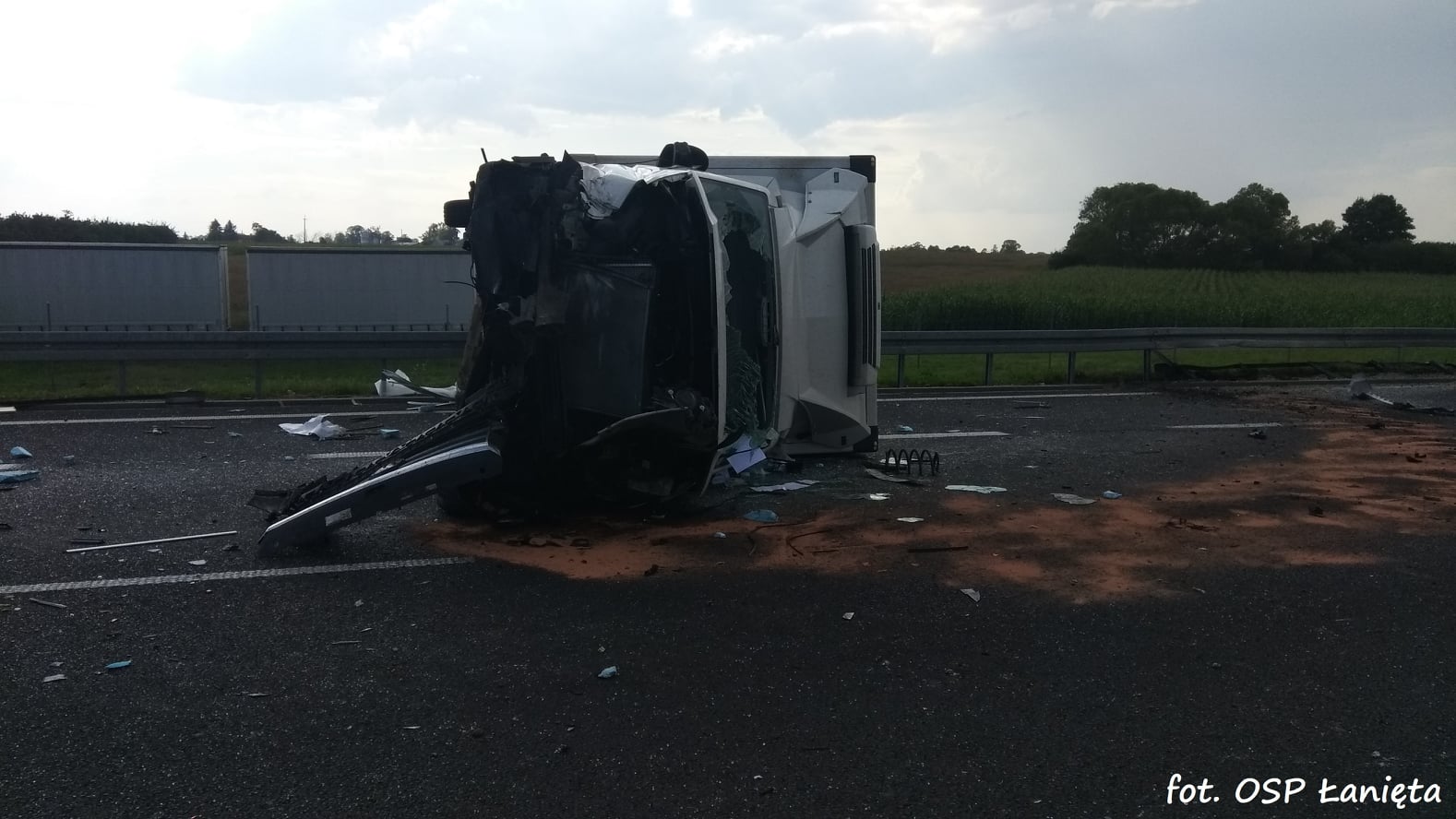 W wyniku zderzenia autokaru z ciężarówką rannych zostało aż 17 osób