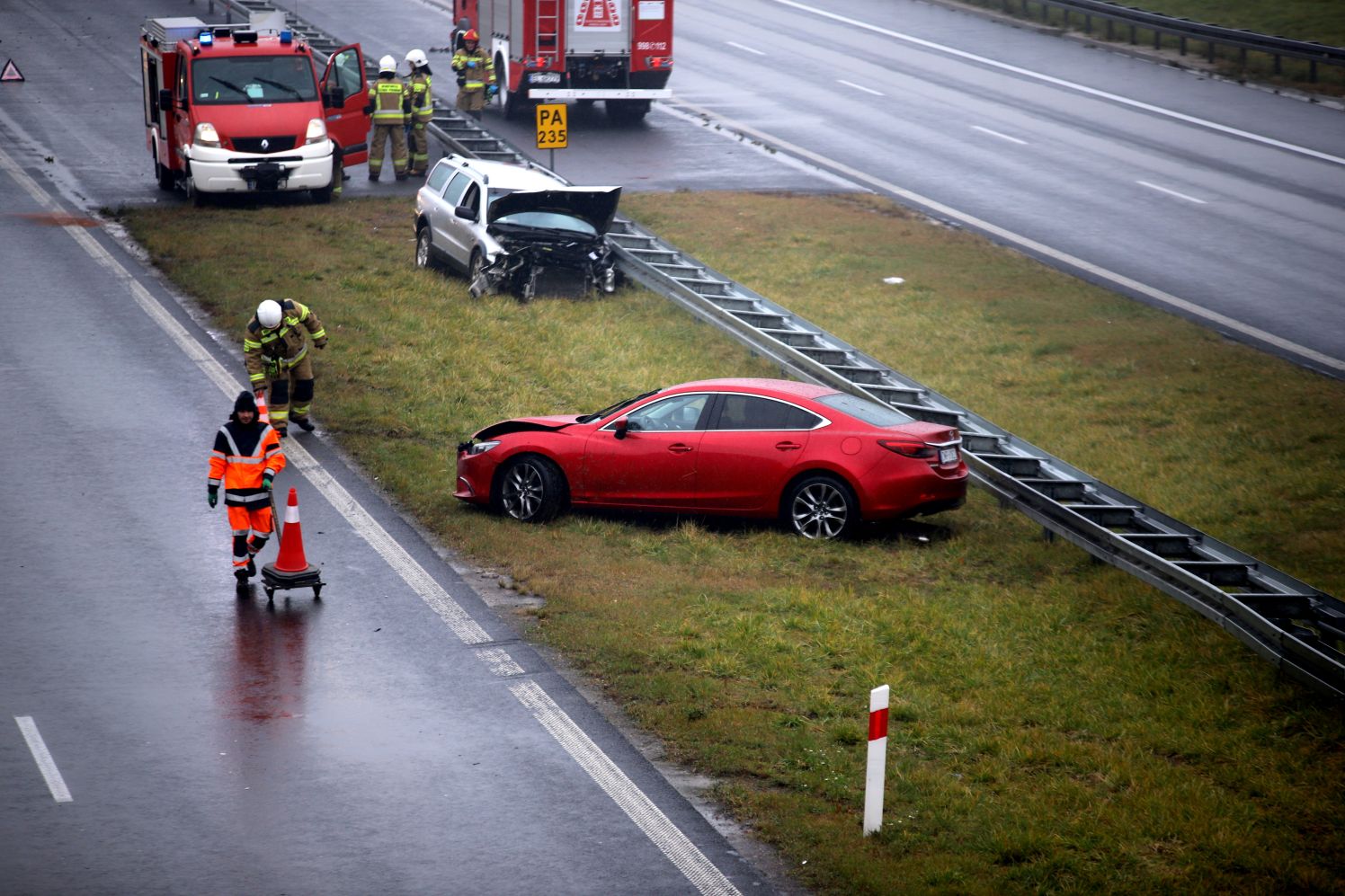 Akcja służb na autostradzie pod Kutnem. Zderzyły się dwie osobówki