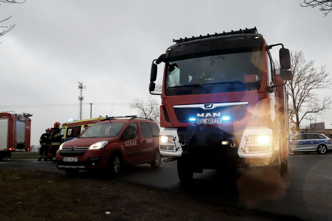 W wyniku wypadku na drodze Kutno-Piątek-Zgierz-Łódź poszkodowanych zostało kilka osób, w tym dzieci. Lądował śmigłowiec pogotowia