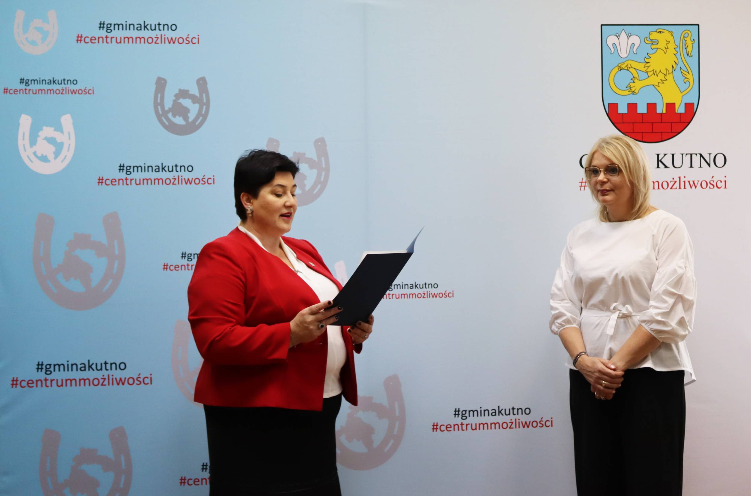 Nauczyciele i dyrektorzy otrzymali nagridy pieniężne od wójt gminy Kutno