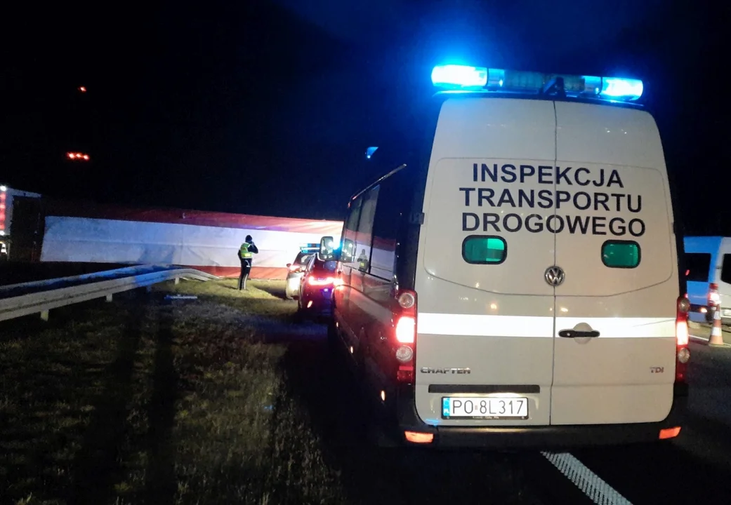 Na autostradzie A2 niedaleko Dąbia i Koła doszło do wypadku w wyniku którego ciężarówka przygniotła kierowcę. Mężczyzna zmarł