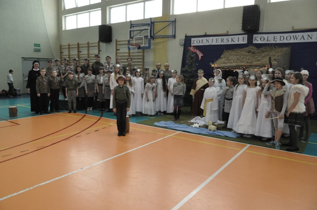 "Żołnierskie kolędowanie" w SP nr 6 - Zdjęcie główne