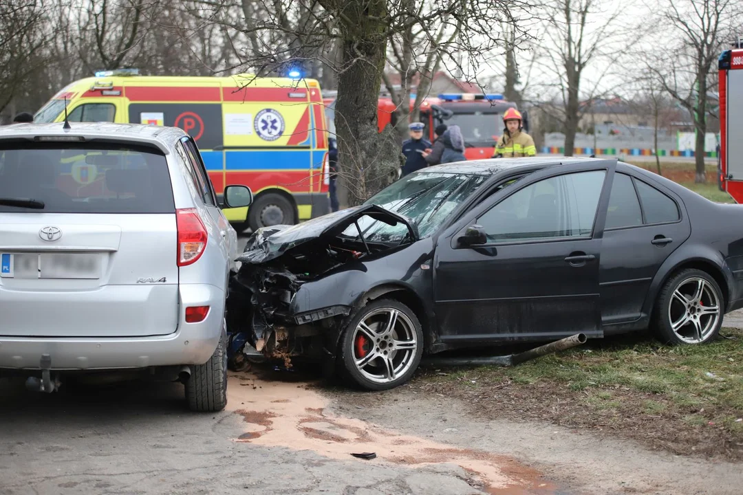 Wypadek z udziałem trzech aut na kutnowskim osiedlu. Jedna osoba ranna, trwa akcja służb [ZDJĘCIA] - Zdjęcie główne