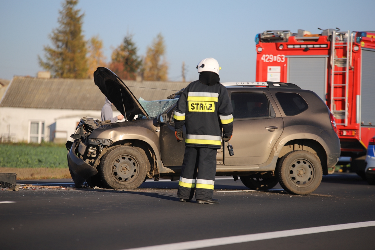 Groźny wypadek pod Kutnem. Samochód osobowy wjechał w ciężarówkę