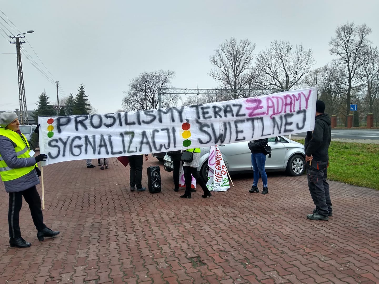 Trwa protest przy DK 92 w Bedlnie. Mieszkańcy żądają poprawy bezpieczeństwa