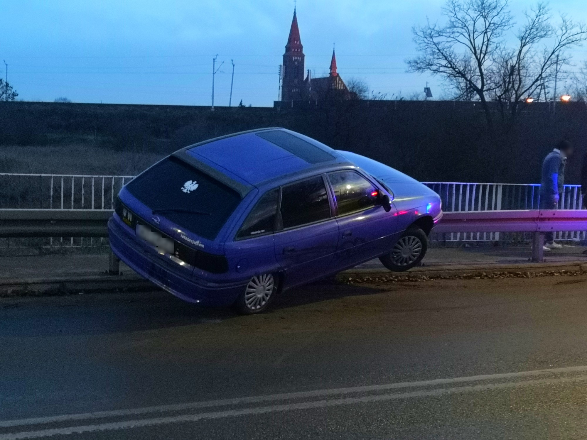 Kolizja na ulicy Troczewskiego w Kutnie. Auto wbiło się w bariery.