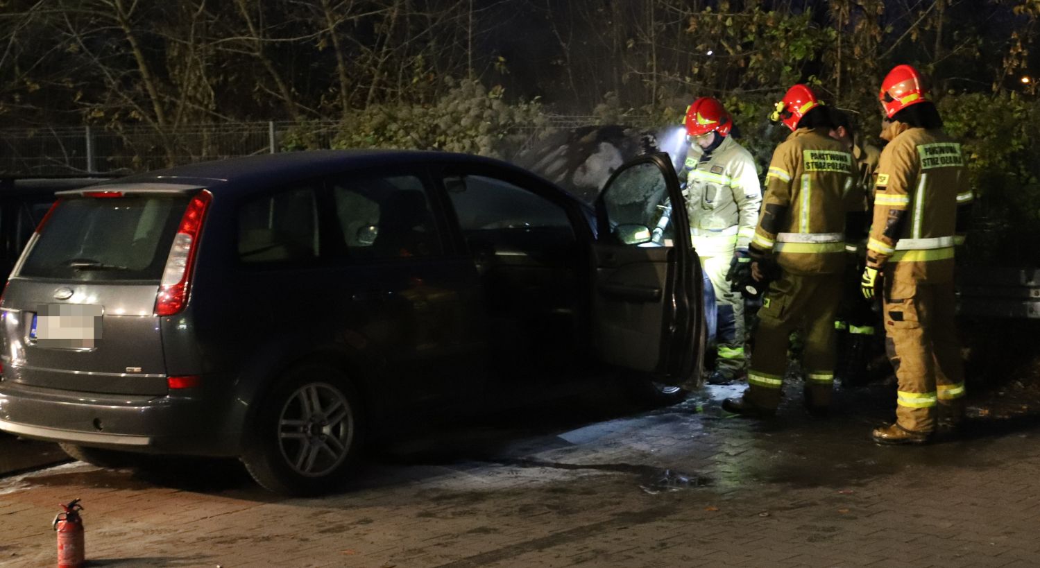 Straż pożarna prowadziła działania w związku z pożarem na parkingu jednej z kutnowskich Biedronek