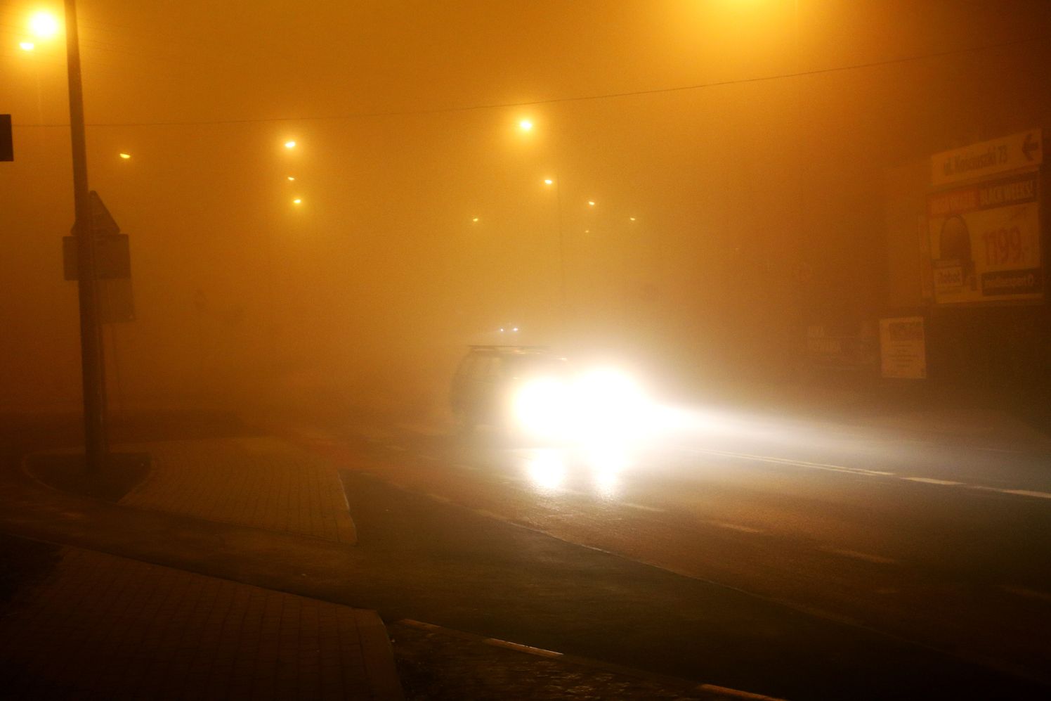 Gęsta mgła nad powiatem kutnowskim, kierowcy powinni zachować szczególną ostrożność