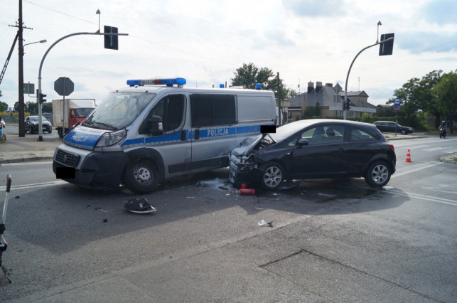 Stłuczka z udziałem policji. Osobówka uderzyła w radiowóz na sygnale - Zdjęcie główne