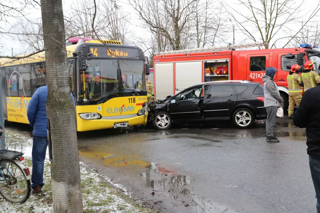 Na ul. Chrobrego w Kutnie autobus miejski zderzył się z osobówką