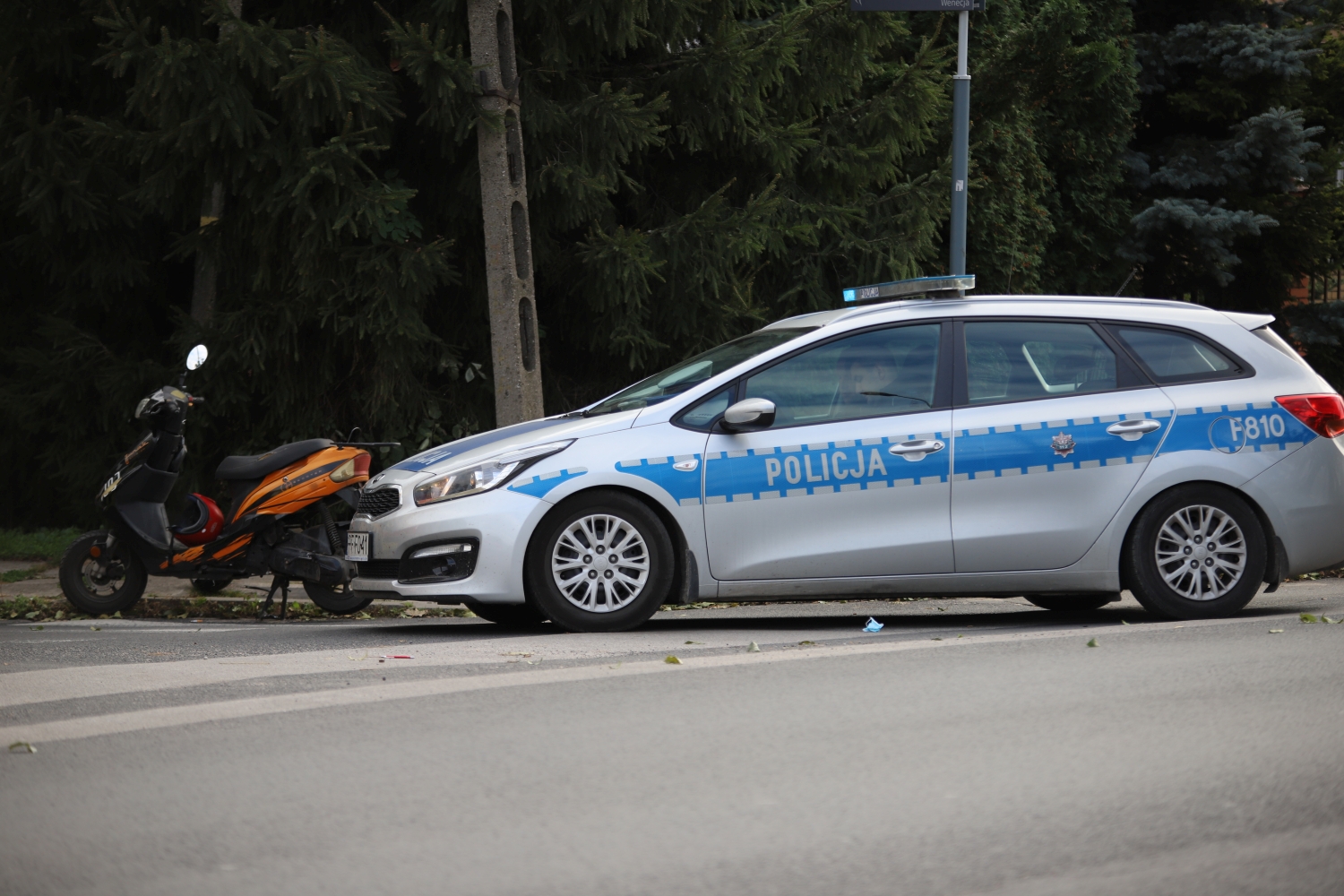 Na skrzyżowaniu ul. Mickiewicza i Słowackiego osobówka potrąciła motorowerzystkę