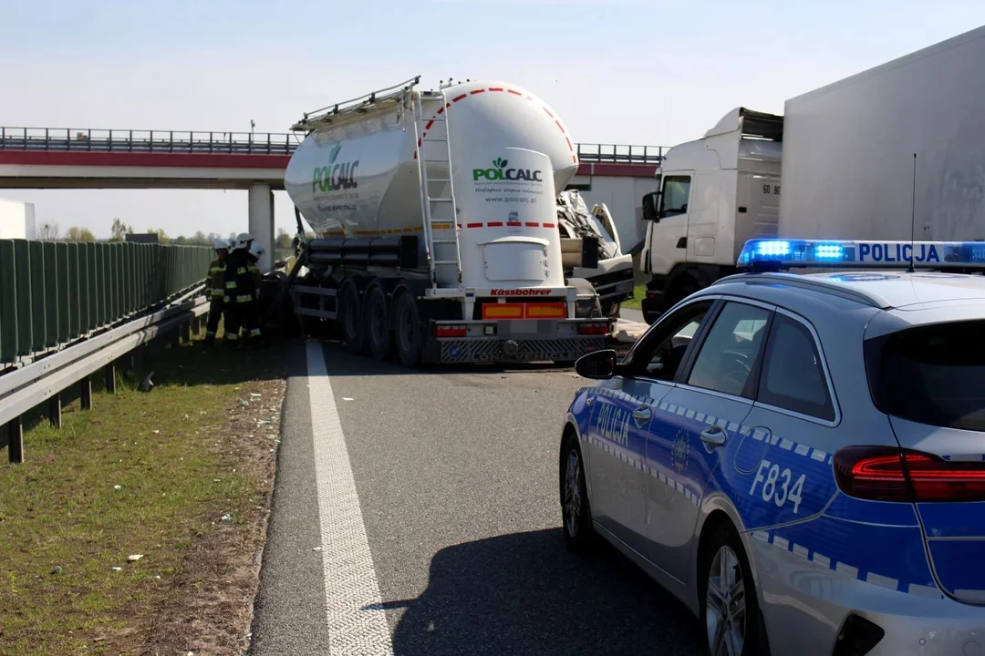 Zderzenie dwóch ciężarówek na autostradzie. W akcji służby ratunkowe - Zdjęcie główne