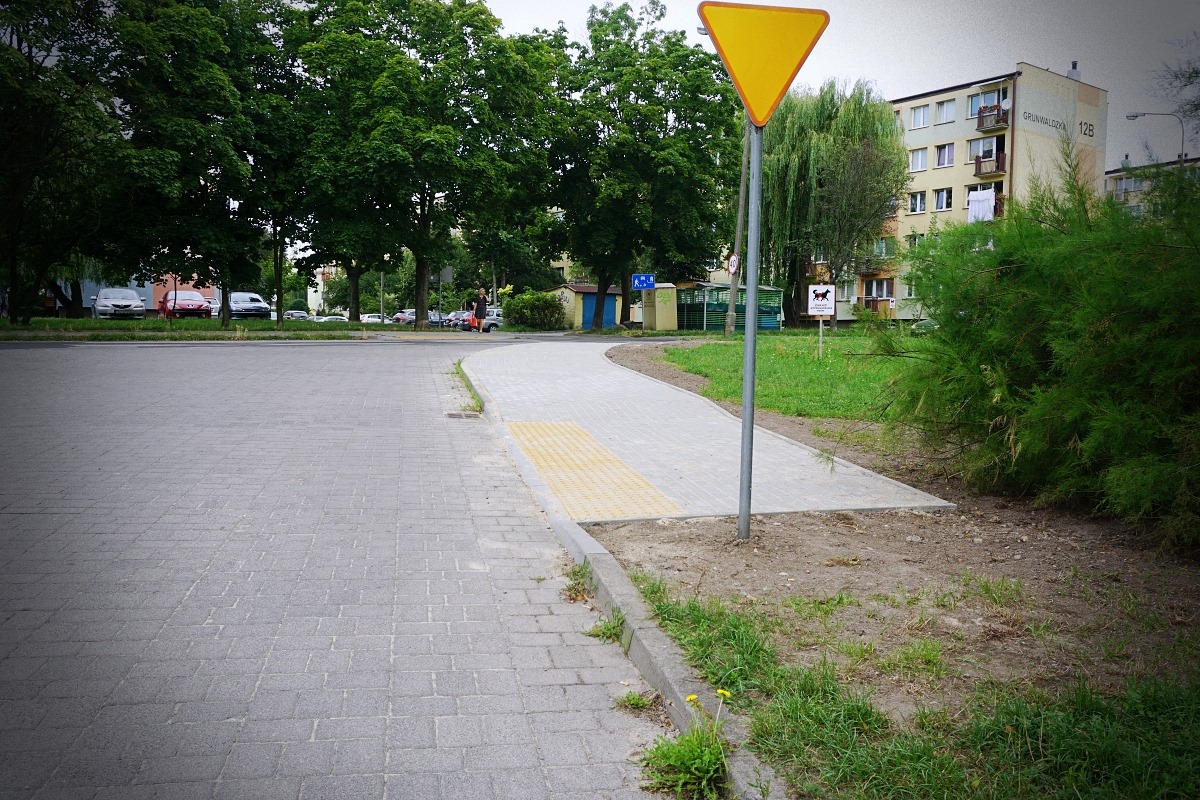 Przy ulicy Królowej Jadwigi powstał fragment chodnika